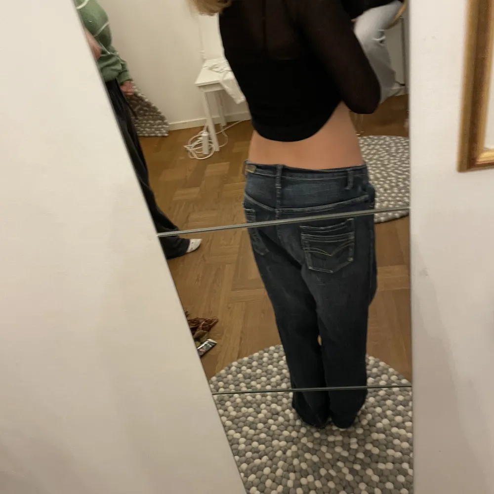 Mid Rise jeans i marin blå som passar perfekt till skola, fest eller vardag. De har en baggy fit och modellen är i storlek xs som referens.. Jeans & Byxor.