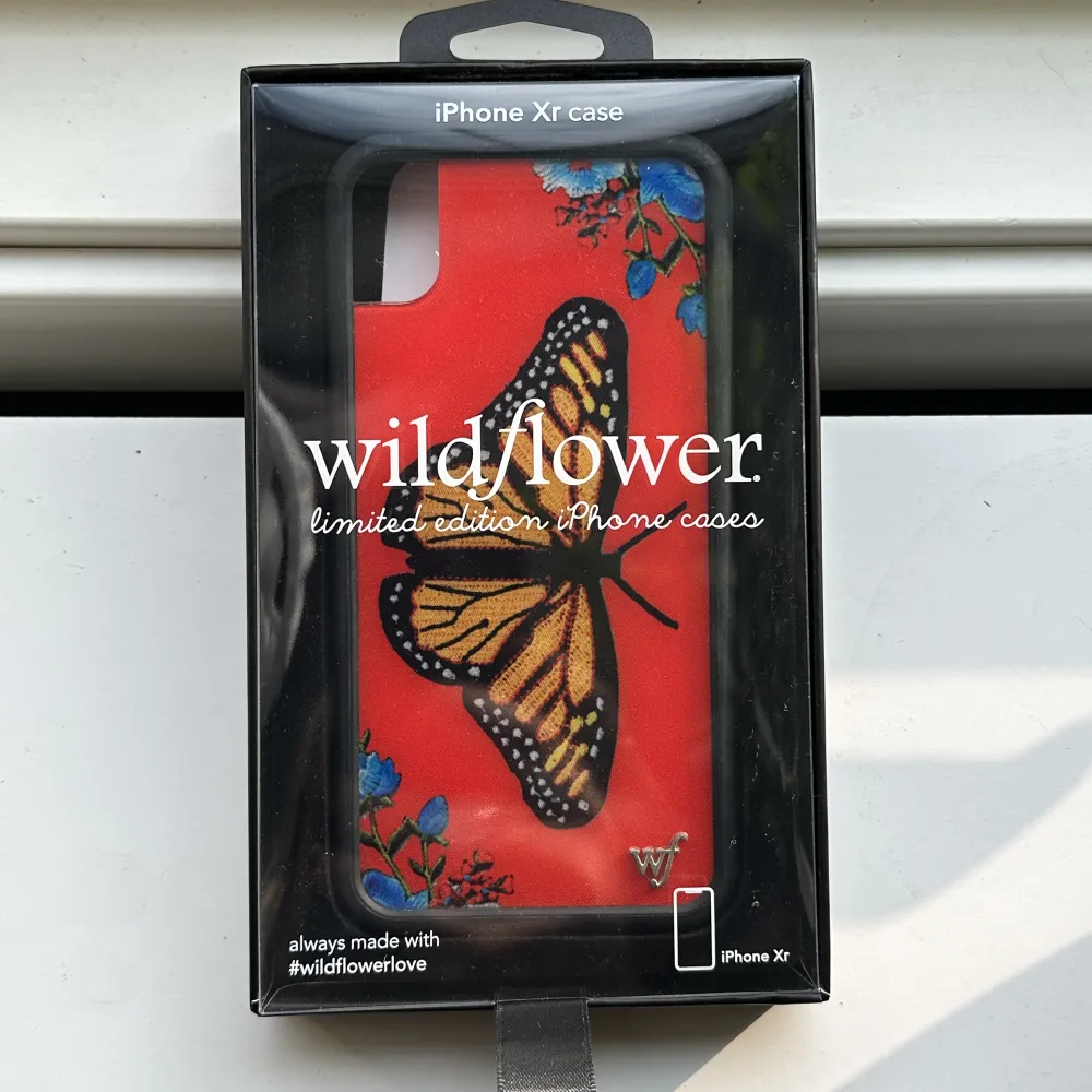 Ett iPhoneskal från märket Wildflower. Inköpt för ett par år sedan. Använt men i bra skick. Orginalförpackningen och en sticker medföljer.. Övrigt.