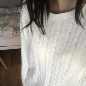 Vit tjocktröja  - Super fin vit tjocktröja från Brandy som är näst intill oanvänt! Super fint till hösten och vintern och perfekt för Gilmore girls vibesss💖💖 ord pris är 500 tror jag men det går att diskuteras!😋🤟