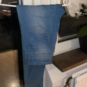Ljusblå jeans - Säljer dessa jeans i strl: 28/ motsvarar S/M tror jag.. skinny jeans. 