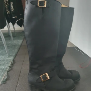 Johnny Bulls skor - Johnny Bulls stövlar , i väldigt fint skick. Det ända är att dragkedjorna baktill är lite svåra att dra upp.