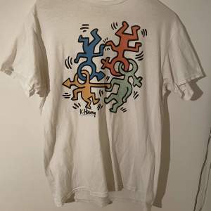 Skitsnygg Keith Haring tröja som tyvärr inte kommer till användning. Det gröna färgen är lite urtvättad men annars inga defekter.