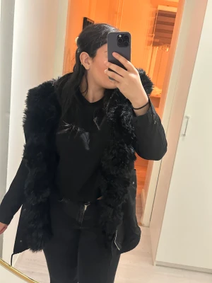 Vinter jacka - Säljer min fina vinterjacka som är köpt från garoff, drygt för 1 år sedan. Använd den ett par gånger och är i bra skick. Ganska användbart nu till vintern och är i storlek 38. Samt ganska mysig. Priset går att diskutera vid snabb affär.