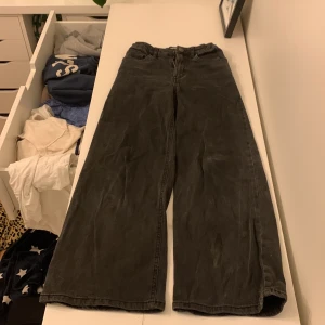 Ett par high waist jeans som jag inte vill ha längre och så är dem lite för små för mig. Bra skick ❤️ - Jag vill gärna att dem ska bli sålda.
