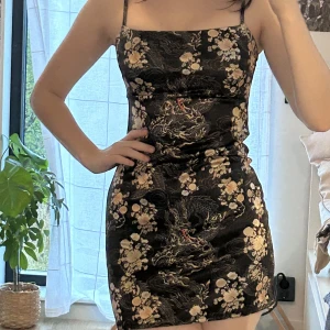 URBAN OUTFITTERS KLÄNNING - Fin klänning som aldrig kommer till användning!! Den är i nyskick <3