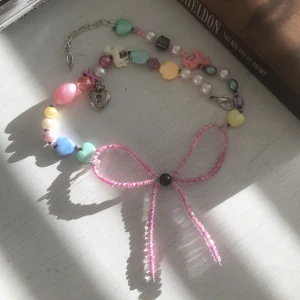 pastell rosett halsband!! 🎀🎀🎀 - 🌷🪐🪽 skit gullig!! hemmagjort så helt unikt!!! 🌷🌷🌷