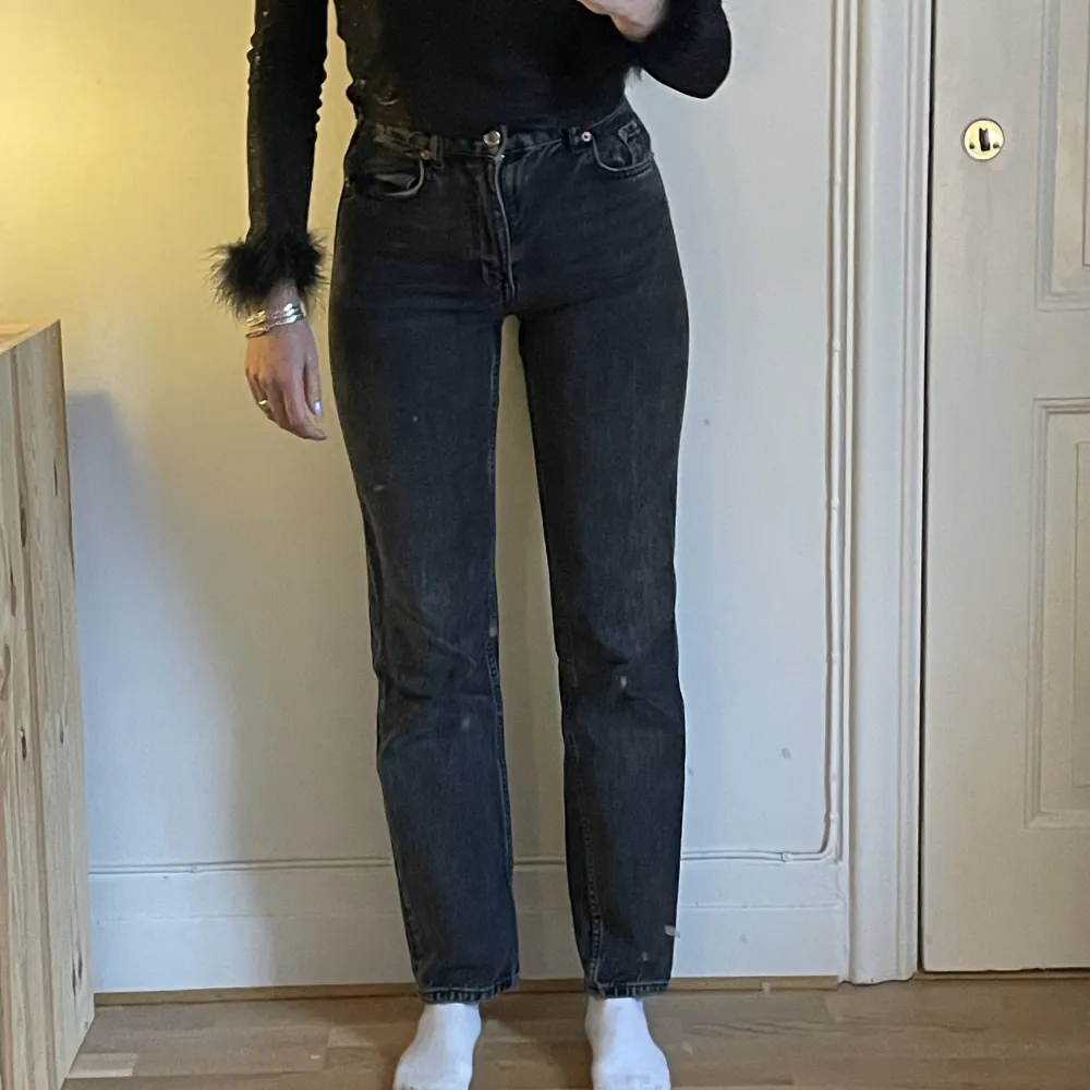 Fina, raka jeans från zara! Använda men i fint skick :) Jag är en XS/171!. Jeans & Byxor.