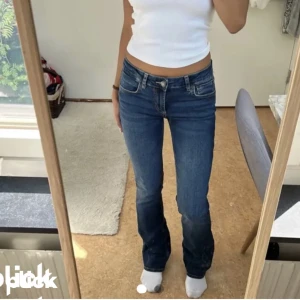Mörk blå lågmidjade jeans - Jag säljer mina mörkblå lågmidjade jeans från zara i storlek 38, en av mina favorit byxor men får tyvärr inte så mycket användning utav dem längre. 