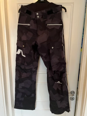 J.Lindeberg skidbyxor - Storlek S  Camo skalbyxor, knappt använda (9/10)