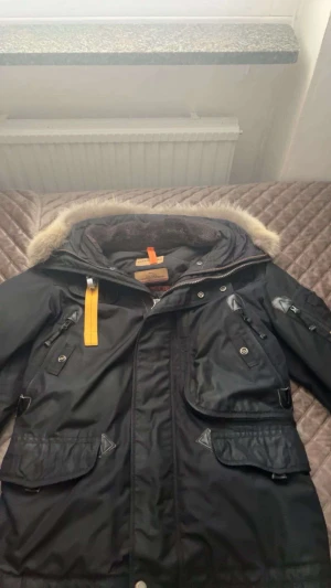 Parajumper jacka - Denna bara jumper jacka jag säljer för väldigt bra pris då ny pris är 11000. i fint skick finns kvitto allt mötes gärna upp i Norrköping 