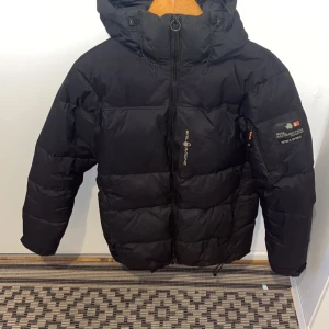 Sail Racing Vinterjacka  - Tjena, dax att sälja jackan då den inte används mer, jacka är från märket Sail Racing som är väldigt populärt bland ungdomar och vuxna, väldigt bra jacka som håller dig lite extra varm under de kalla tiderna, Märke: Sail Racing  Strl: S ( passar mig 185cm