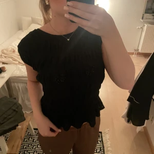 svart topp - Världens finaste topp som sitter superfint 🫶🏼köpt på Sellpy 💕 ganska säker på att det är storlek s men skulle säga att den passar xs-m