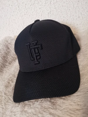 UpFront Keps - Helt ny Upfronter Keps. One Size, justerbar baktill.   PRISET går alltid att komma överens om. Jag vill hellre då sålt än ha det kvar. Så kom med förslag. 