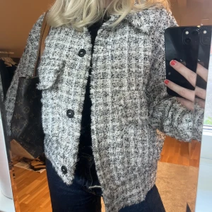 Jacka - Säljer denna underbara jacka i storlek S från H&M, då den inte längre kommer till någon användning. Perfekt till hösten/våren!💕