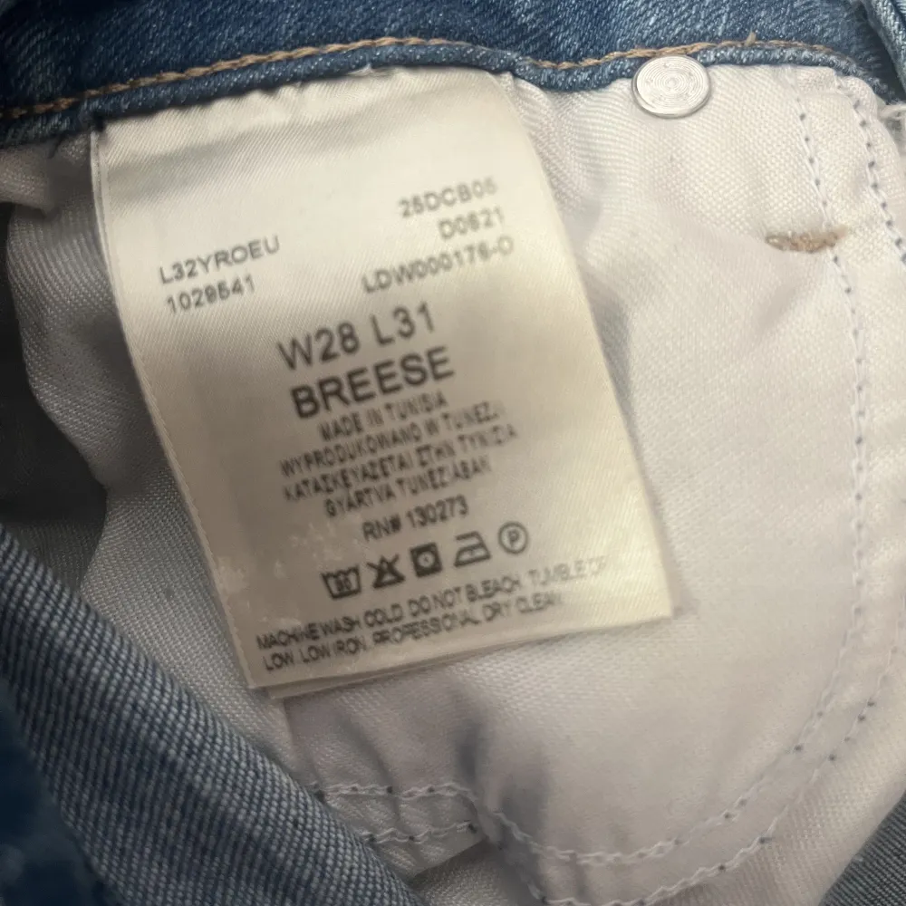 Lee jeans i perfekt skick i storlek W28 L31 i modell breese. Mid waist/ low. Aldrig använda pga storlek och köpa från Zalando . Jeans & Byxor.