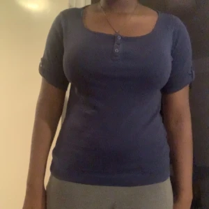 Tröja me knappar  - Säljer den här fina tröjan i nytt skick i storlek L men skulle säga M den har inga defekter 