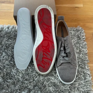 Christian Louboutinskor  - Tja,  Säljer nu mina Louboutinskor då dom är en storlek för liten. Jag köpte skorna från en annan plickanvändare. Som ni ser på bilderna så är skorna fräscha och har ej skador. Jag har använt dom en gång pga då dom va en storlek för liten för mig. 