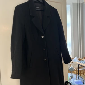 Ullkappa Selected femme - Sparsamt använd Ullkappa från selected femme i storlek 36 🌸innehåller ull så är varm.  