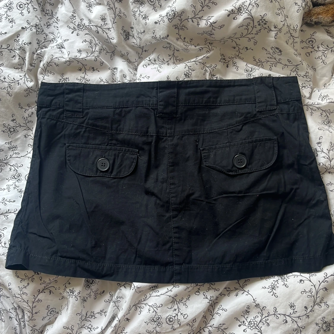 Lågmidjad kort kjol med knappar - 91