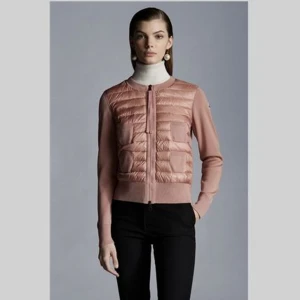 Moncler cardigan  - Hej har flera tjej moncler Cardigans i olika färger svart mörk blå och rosa i olika storlekar kvitto och tillbehör med följs! 