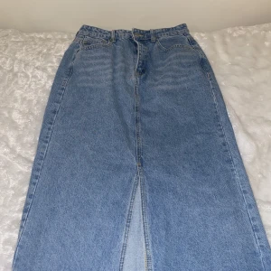 Jeanskjol - Har ändast testat den, storlek 38/M.