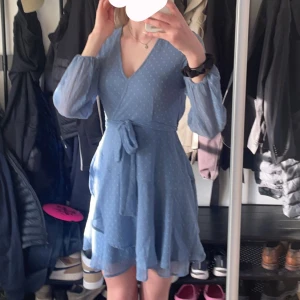 Klänning  - Säljer denna klänning då den tyvär inte kommit till Användning, den är super fin och precis som ny, kar köpt den från  vero Moda förra året