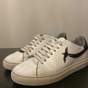 Axel Arigato  - Säljer nu mina Arigato skor för att dom är för små. Ny pris 2500  Mitt pris 599  Skick 4/10