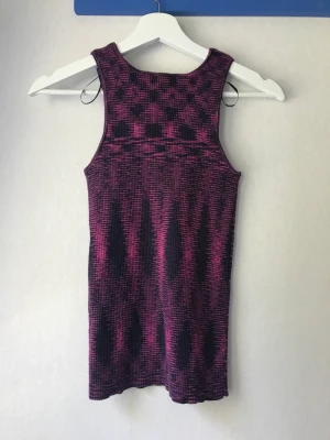 Lindex mönstrat linne - Svart och rosa mönstrat linne från Lindex, aldrig använd 