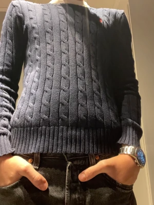 Ralph Lauren tröja - Hej, säljer denna stickade Ralph Lauren tröjan, den är marinblå och han på bild är 173 men den passar dem flesta runt 170 kanske eftersom den är lite elastisk. Nypris ungefär 1800.  Kom privat för mer info/bilder