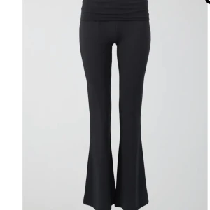Folded flare yoga pants - Säljer dessa i färgen Stone och svarta från Ginatricot i Tall så passar perfekt för dig över 167!! Storlek xs. 379 kr nypris men mitt pris 250 endast använda några gånger hemma! Nyskick