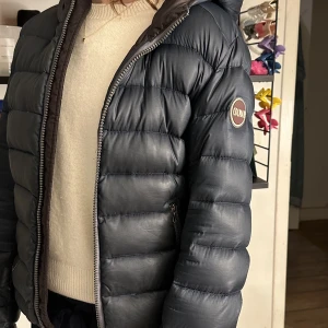 Colmar jacka - Mörkblå glansig Colmar dunjacka. Fyra revor som är tejpade (se bild 2), annars fint skick! Storlek S elr 36 (44 i herr). Nypris 3999kr! Kan mötas i Stockholm annars står köparen för frakt. 💙💙💙💙💙