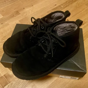UGG Neumel herr strlk 42 - Svarta UGG kängor i modellen Neumel. Herr storlek 42. Använda en vinter. Bra skick. Kommer i originalkartong. 