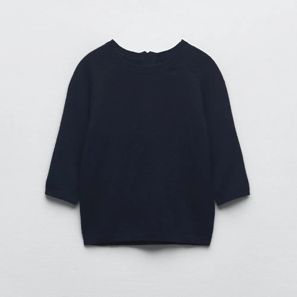 Marinblå/svart stickad t-shirt från Zara! Bra skick💙 är fler intresserade aktiveras budgivning💙SÅLD💙. Stickat.