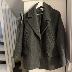 Grå kappa  - En kortare grå kappa från HM. Storlek 44, är som en L. Nopprig, men i övrigt fint skick. Köparen står för frakt 💕