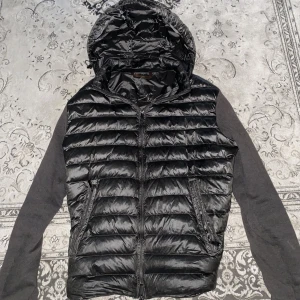 Massimo dutti cardigan - Massimo dutti cardigan, helt ok skick. Storlek L men har funkat bra för M.  