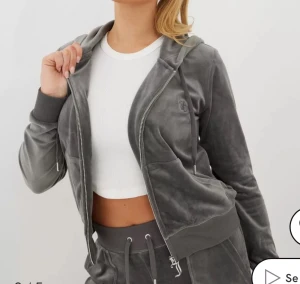 Juicy couture hoodie  - Riktigt mysig tröja från Juicy couture som är använd. Skriv privat för fler bilder. Säljer pågrund av att den är för liten för mig⭐️⭐️ köparen står för frakt 