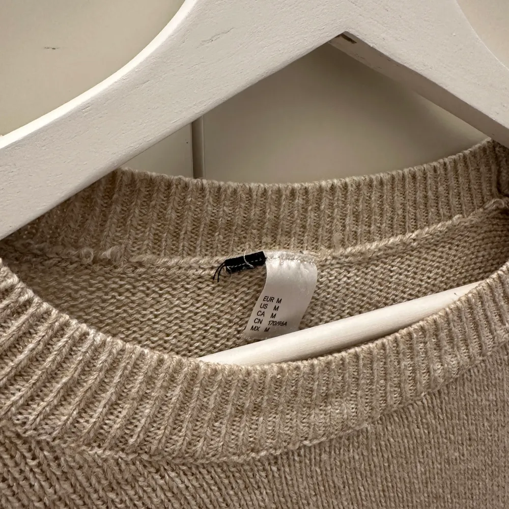 En stickad tröja från H&M, tröjan sitter som en Small (S). Använd i gott skick, finns defekt på vänster arm mudd (se bild 3). Går bort med rätt medel. 30kr + frakt som tillkommer.. Stickat.