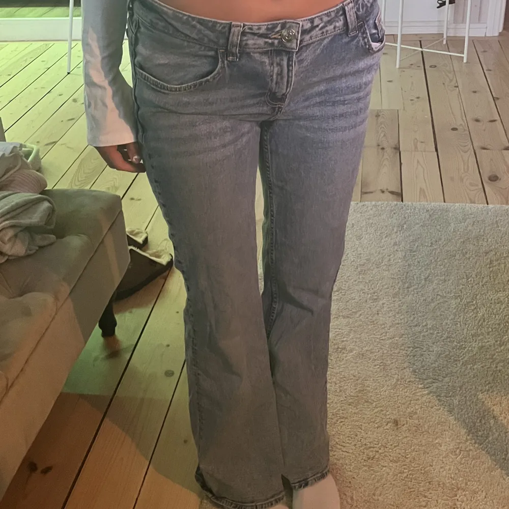 Ljusblå lågmidjade byxor från H&M i storlek 40. Är för stora för mig men perfekt med de med större höfter. Längden är bra på mig ( är 168 cm )❤️. Jeans & Byxor.