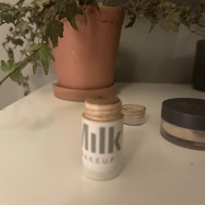 Milk bronser - Använd ett fåtal gånger men det funkar tyvärr inte på min hud! Sjukt fint resultat av den! (Har desinfekterats)