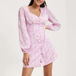 Klänning från Nelly - Endast använd vid 1 tillfälle, säljer då den inte riktigt satt som jag ville⭐️