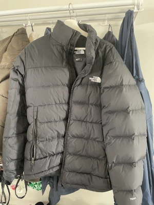 North Face TNF 700 jacka - Säljer denna North face TNF jackan som nästan är i nyskick. Använd en vinter. Och väl behandlad. Orginal priset är 1850kr. Fråga om kvitto.