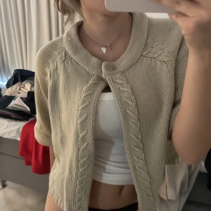 Kofta  - Gullig 3-kvartskofta, en knapp, beige färg. Ganska tjock i materialet 