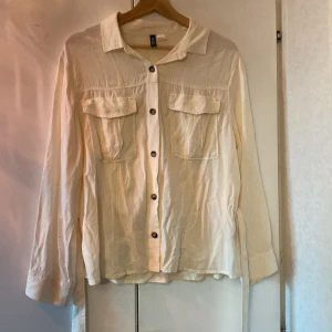 Blusar - Superfin från hm. Står storlek 42 på den men passar mer S/M. 