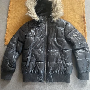 Jacka - En cool jacka från Kappahl, perfekt nu till vintern! Stor i storleken och passar även dem i xs. Priset går att diskutera😊 Kan fraktas men kan även hämtas upp i Täby.