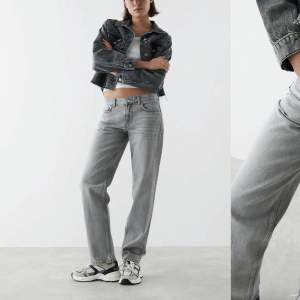 Low straight jeans från Gina tricot. Köpta för 499kr använda några gånger. 