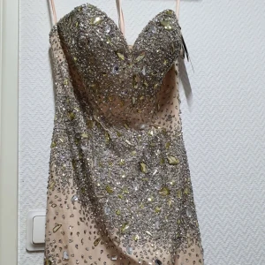 Klänning - En klänning som funkar till bal, fester osv. Den har dragkedja på baksidan. Storleken är US 8 vilket motsvarar ca S/M här i Sverige.