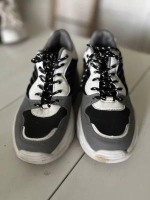 Gymnastikskor  - Bra skick, endast använda ett par gånger. Vita/svarta/grå.