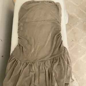 Söt kort klänning  - Kort klänning ifrån shien aldrig använt perfekt till fest✨