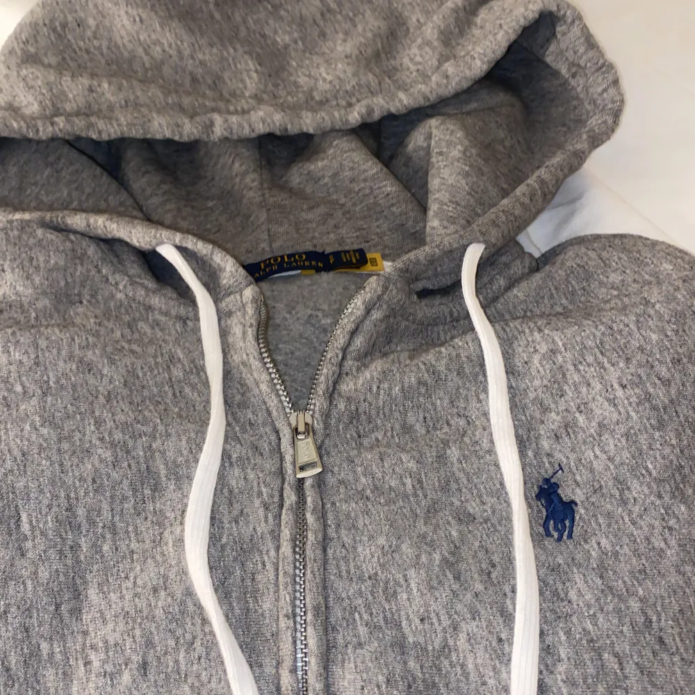 Säljer nu min Ralph Lauren zip hoodie i storlek S. Helt ny. Fick i present. Säljer pga att jag inte använder den.. Hoodies.