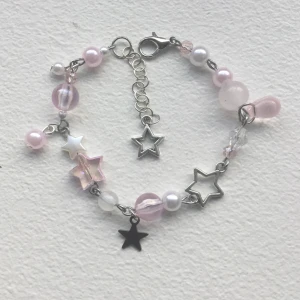 rosa armband  - handgjort armband med vita och rosa pärlor 💗 justerbar passform, se mått på bild 2. skriv gärna vid funderingar 🤍 (frakt: 15kr, skickas som brev)